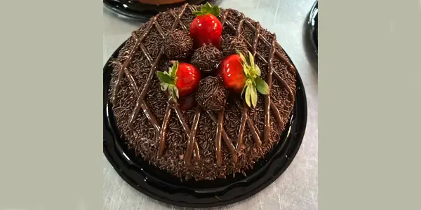Aprenda a técnica de confeitaria para fazer o Bolo de Chocolate com Brigadeiro e Morangos perfeito! Descubra o segredo do bicarbonato para a massa fofa e o ponto ideal do brigadeiro cremoso.